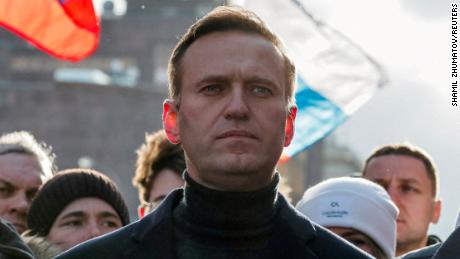 Hapsedilen Kremlin eleştirmeni Alexei Navalny dolandırıcılıktan suçlu bulundu ve dokuz yıl daha hapis cezasına çarptırıldı.