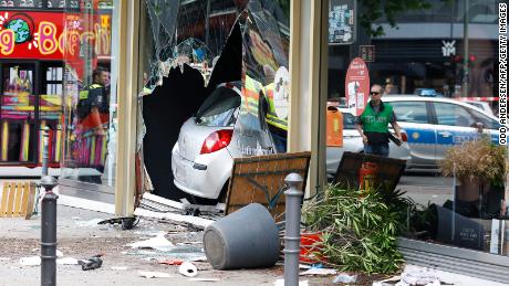 Bir polis sözcüsü, sürücünün Berlin'in Charlottenburg semtinde işlek bir caddede bir mağazaya baskın yaptıktan sonra tutuklandığını söyledi.