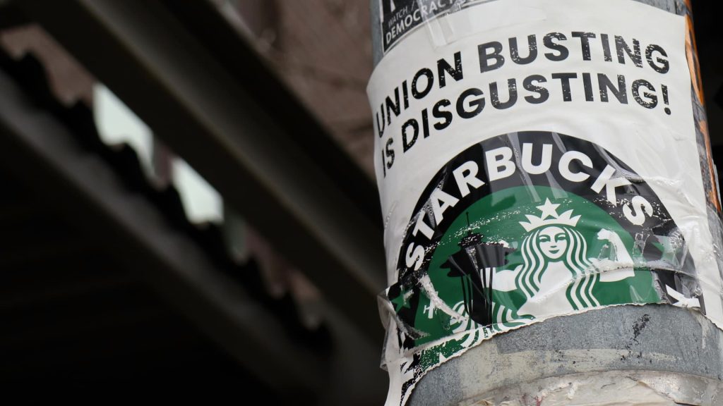 Bloomberg'in haberine göre sendika, Starbucks'ın kahve dükkanını yasadışı bir şekilde kapattığını iddia etti.