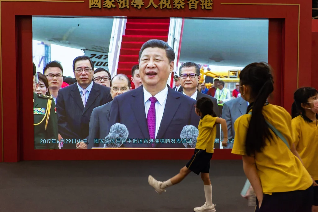 Çinli Xi Jinping devir teslim yıldönümünü kutlamak için Hong Kong'u ziyaret etti