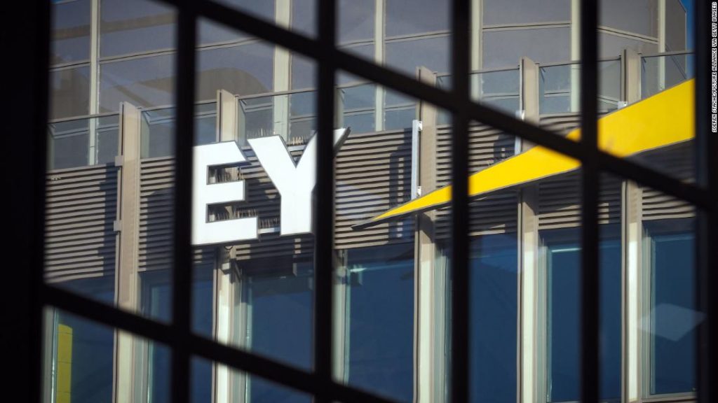 Ernst & Young, çalışanları EBM sınavlarında kopya çektikten sonra 100 milyon dolar para cezasına çarptırıldı