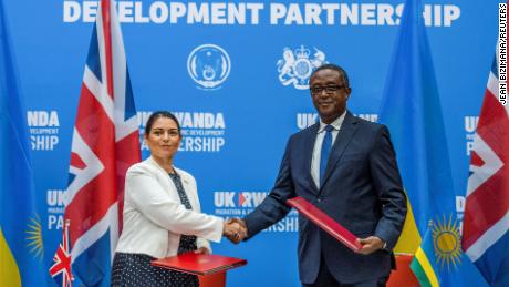 İngiltere İçişleri Bakanı Priti Patel, 14 Nisan'da Ruanda'nın Kigali kentinde düzenlediği ortak basın toplantısında ortaklık anlaşmasını imzaladıktan sonra Ruanda Dışişleri Bakanı Vincent Beirutari ile el sıkıştı.