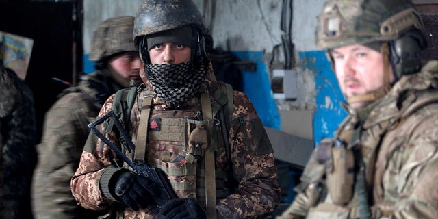 Ukrayna ordusuna bağlı askerler, 5 Mart 2022'de Luhansk bölgesinde bir sığınakta bombalamayı bekliyor. 