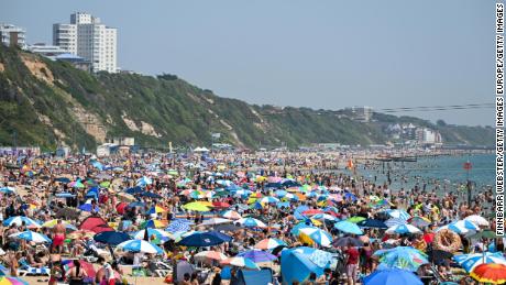 İngiltere bunaltıcı sıcaklıklara maruz kaldığı için 17 Haziran'da Bournemouth'ta kalabalık bir plaj. 