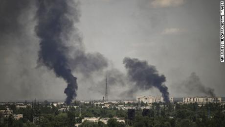 Ukrayna ve Rus güçleri arasındaki şiddetli çatışmalar sırasında Severodonetsk üzerinde duman yükseliyor.