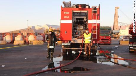 Acil müdahale ekipleri Pazartesi günü Ürdün'ün Akabe limanında zehirli gaz sızıntısına müdahale ediyor.