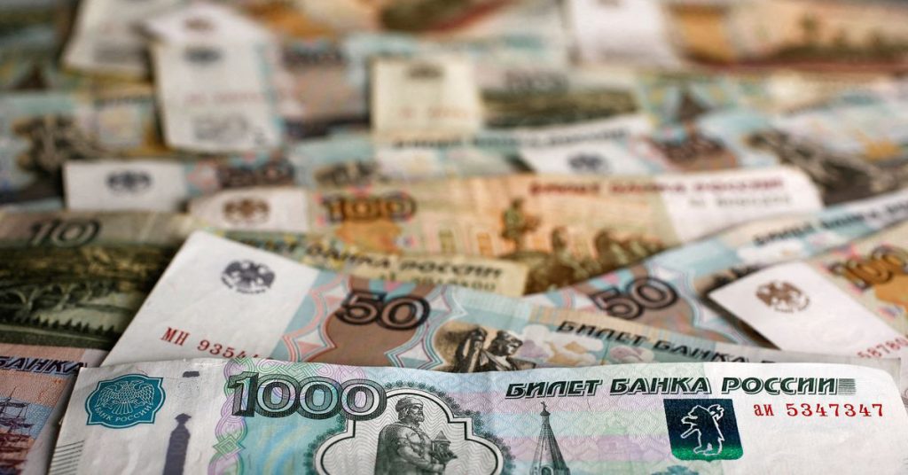 Yetkililer müdahalelere işaret ederken, ruble dolar karşısında 50'den uzaklaşıyor