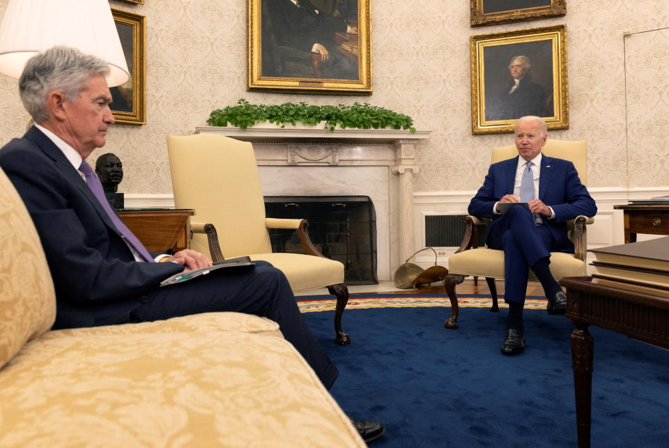 ABD Başkanı Joe Biden, 31 Mayıs 2022'de Beyaz Saray'ın Washington DC'deki Oval Ofisinde ekonomi hakkında konuşmak için Federal Rezerv Başkanı Jerome Powell ve ABD Hazine Bakanı Janet Yellen ile bir araya geldi. REUTERS/Lea Millis