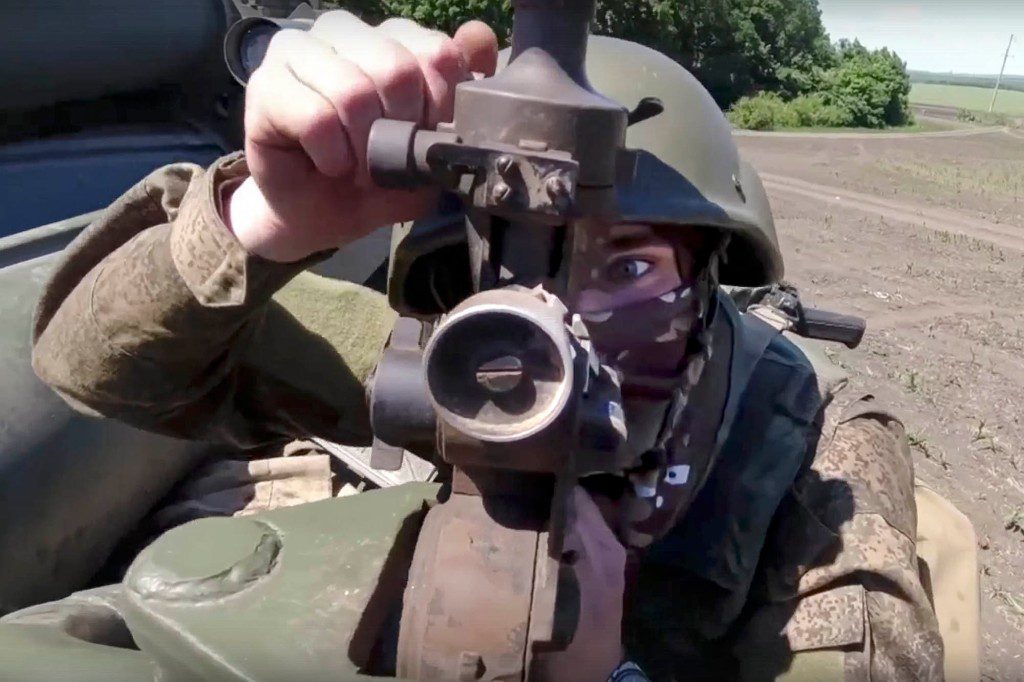 Rus topçusu, açıklanmayan bir yerde Ukrayna kuvvetlerine ateş etmeye hazırlanıyor.