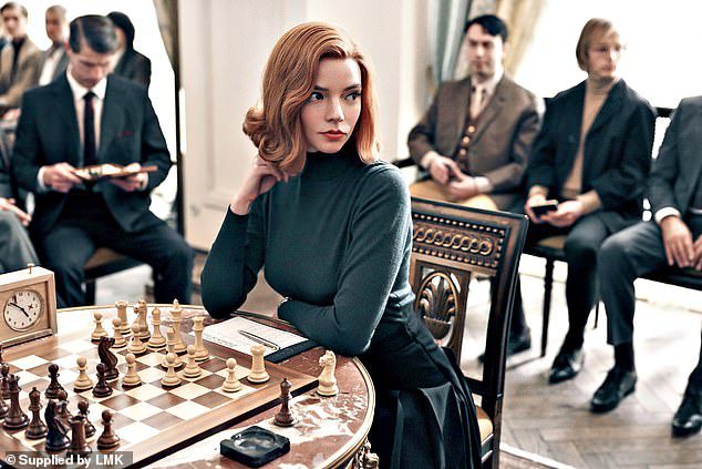 Taylor Joy, Netflix dizisi The Queen's Gambit'te satranç yıldızı Beth Harmon olarak yıldızlığa yükseldi.