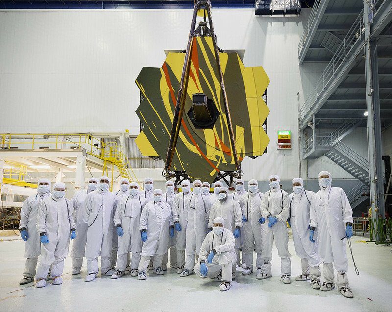 James Webb Uzay Teleskobu önünde duran bilim adamları