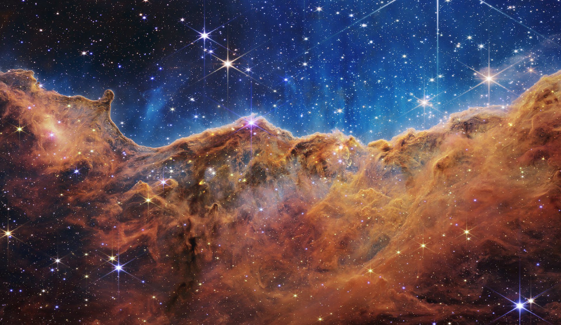James Webb Teleskobu tarafından görüntülenen, yıldızların oluştuğu Karina Bulutsusu'ndaki toz ve gaz bulutları.