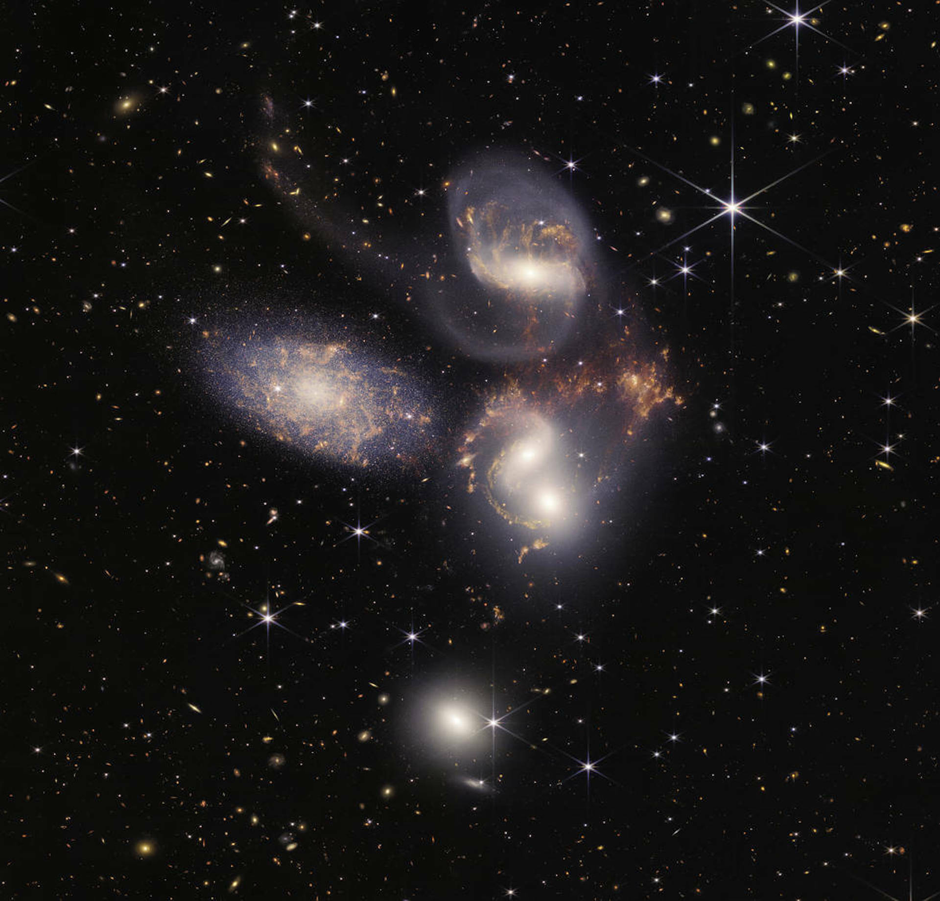 James Webb Teleskobu tarafından birbirine yakın görüntülenen bir grup gökada.