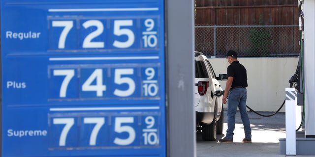 Galonu 7.00 doların üzerindeki gaz fiyatları 25 Mayıs 2022'de Menlo Park, California'daki bir Chevron benzin istasyonunda görüntüleniyor.  (Justin Sullivan/Getty Images)