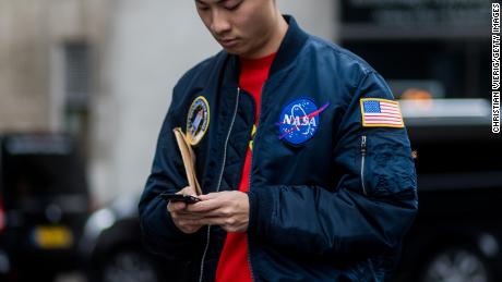 7 Ocak 2017'de Londra, İngiltere'de Matthew Miller'da düzenlenen Londra Moda Haftası erkek koleksiyonları sırasında bir konuk NASA bombacı ceketi giyiyor.