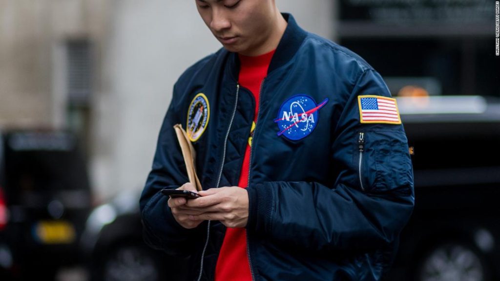 Neden herkes NASA markalı giysiler giyiyor?