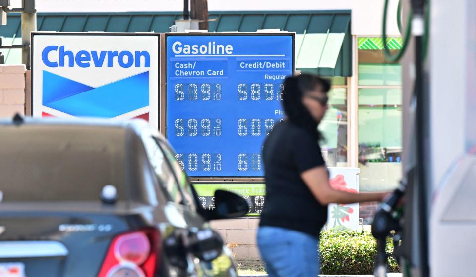 Gaz fiyatları, 19 Temmuz 2022'de Kaliforniya, Monterey Park'taki bir benzin istasyonunda görüntüleniyor. ABD Gaz fiyatları, yazın başlarında tarihi yüksek seviyelerden düştü, bu düşüş, siyasi olarak güç durumdaki Beyaz Saray tarafından ılımlı bir enflasyon işareti olarak vurgulandı.  Başkan Joe Biden Twitter'a giderek pompa fiyatlarının bir aydan fazla bir süredir düştüğünü ve ortalama bir sürücüye ayda yaklaşık 25 dolar tasarruf sağladığını belirtti.  Amerikan Otomobil Birliği'ne göre, benzin fiyatları geçen aya göre yüzde 10 düşerken, geçen yıla göre yüzde 42 artarak galon başına 4.495 dolar ulusal ortalamada.  (Fotoğraf Frederic J. Brown/AFP tarafından) (FREDERIC J. BROWN/AFP tarafından Getty Images aracılığıyla)