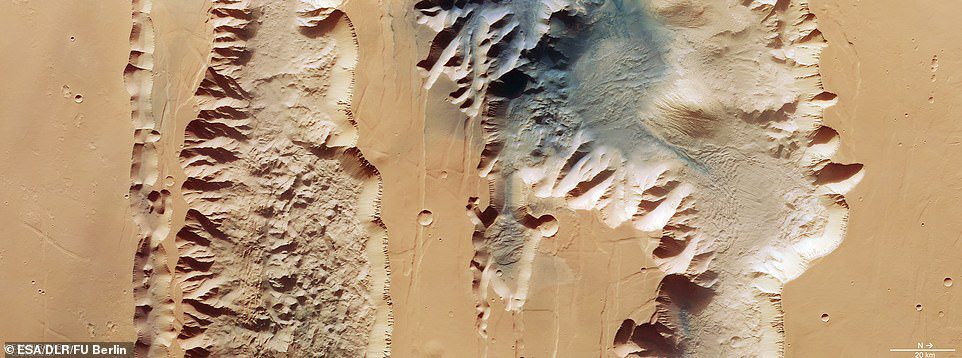 Kızıl gezegenin devasa vadisi, Avrupa Uzay Ajansı tarafından yayınlanan yeni görüntülerde ortaya çıktı.  Yeni görüntü, Valles Marineris'in batı kısmının bir parçasını oluşturan iki açmayı veya uçurumu gösteriyor.  Solda 521 mil uzunluğundaki Lus Chasma ve sağda 500 mil uzunluğunda Tithonium Chasma var.