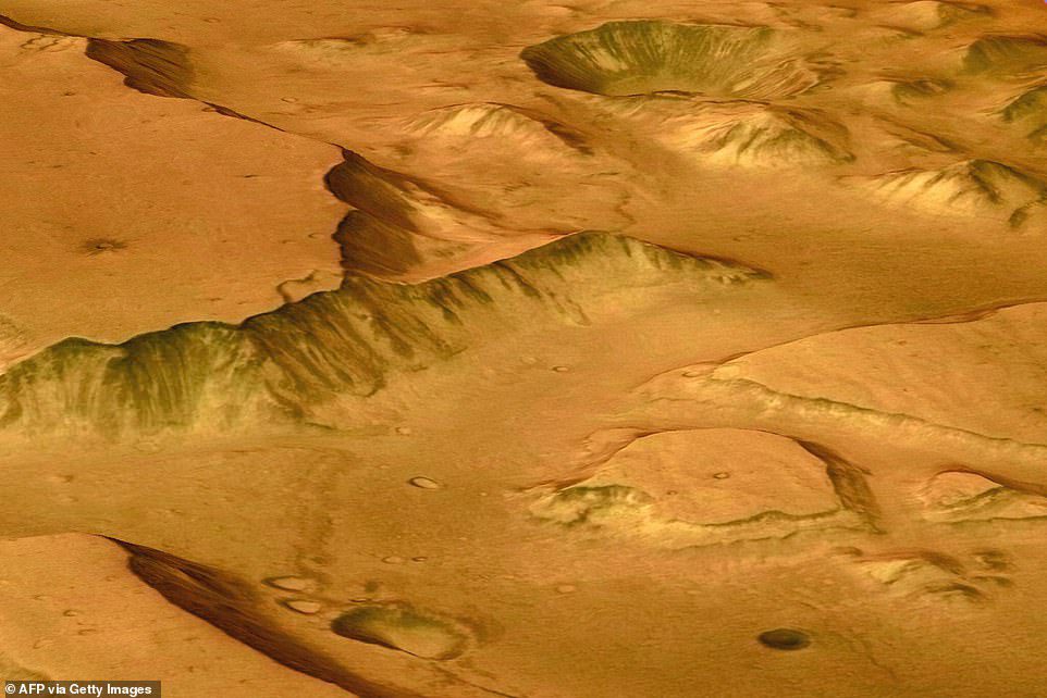 Mars Express tarafından çekilen bu görüntü, Güneş Sistemi'ndeki en büyük kanyonlar olan Valles Marineris'in doğusundaki bölgelerdeki Mesa'nın perspektif bir görünümünü gösteriyor.