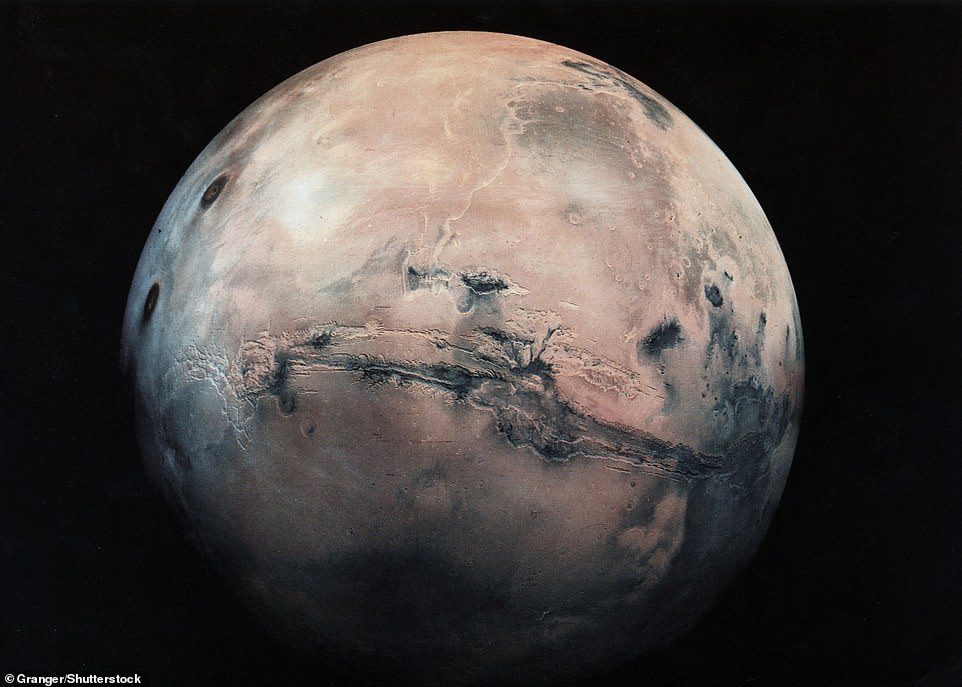 Granger Grubu'ndan alınan bu görüntüde Kızıl Gezegen'in -gezegenin çevresinin kabaca dörtte birini kaplayan- devasa Valles Marineris'i yukarıda (ortada) görülebilmektedir.