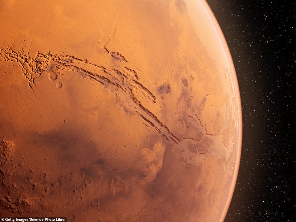 Yukarıdaki resimde, güneş sistemindeki en büyük vadi olan kızıl gezegendeki Valles Marineris Vadisi'nin bilgisayar çizimi