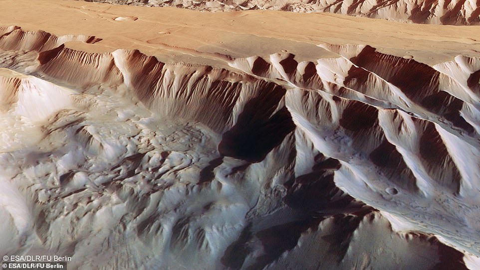 Mars'ın Valles Marineris vadi yapısının bir parçasını oluşturan Tithonium Chasma'nın (yukarıdaki resimde) bu çarpık perspektif görünümü, Avrupa Uzay Ajansı'nın Mars Express'indeki yüksek çözünürlüklü stereo kameranın dijital arazi modeli, analog ve renk kanallarından oluşturuldu. .