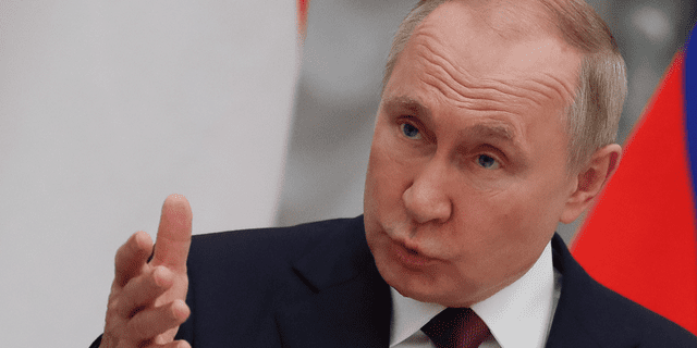 Rusya Devlet Başkanı Vladimir Putin, devlet dışı medyayı susturmaya çalıştı.  (Yuri Kochetkov/AP aracılığıyla fotoğraf havuzu)