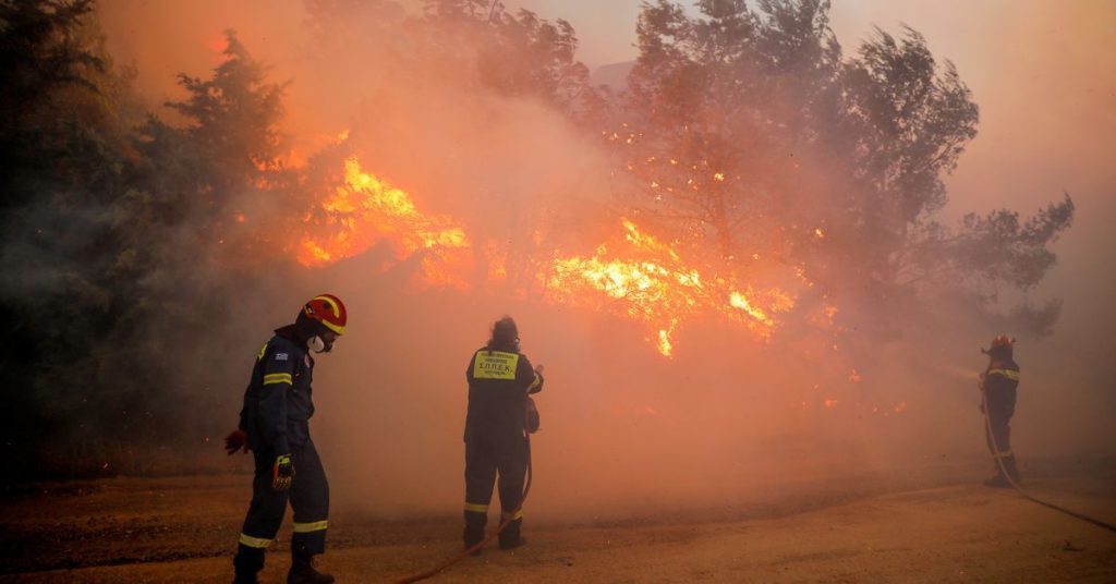 Atina yakınlarında Yunan orman yangınları şiddetleniyor;  Evler, hastane tahliyesi
