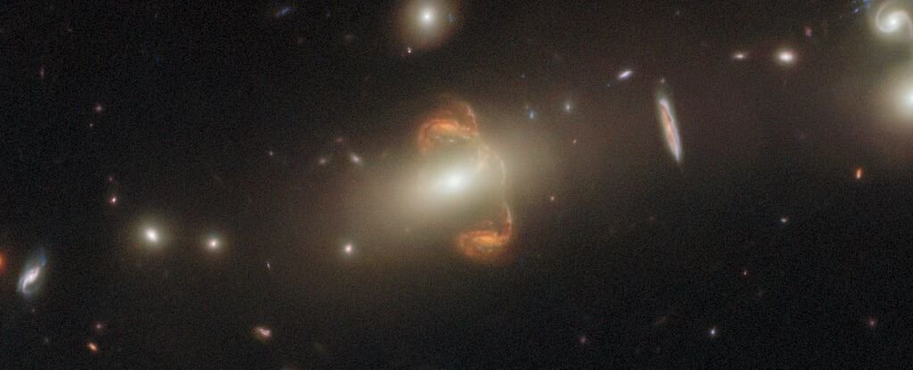 Çarpıcı Hubble görüntüsü galaksinin garip 'aynasını' ortaya koyuyor