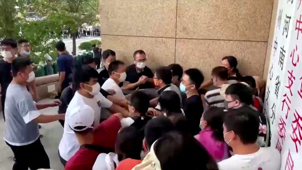 Çin'in Henan Eyaletindeki banka göstericilerine sivil giyimli gruplar tarafından saldırı düzenlendi.