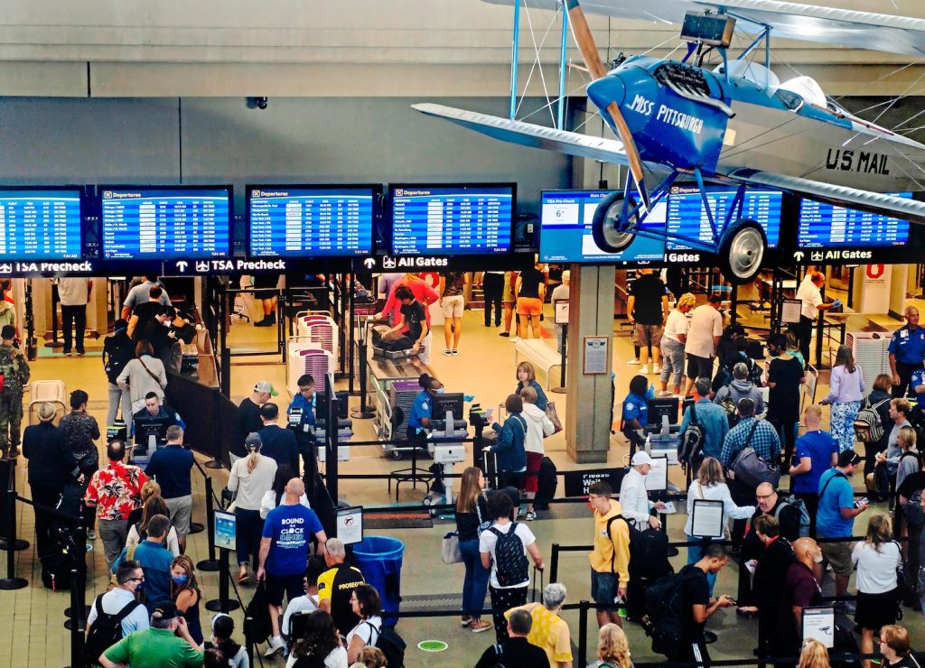 Dört Temmuz yolcuları ABD genelinde binlerce uçuş gecikmesi, iptal ve artan gaz fiyatlarıyla karşı karşıya