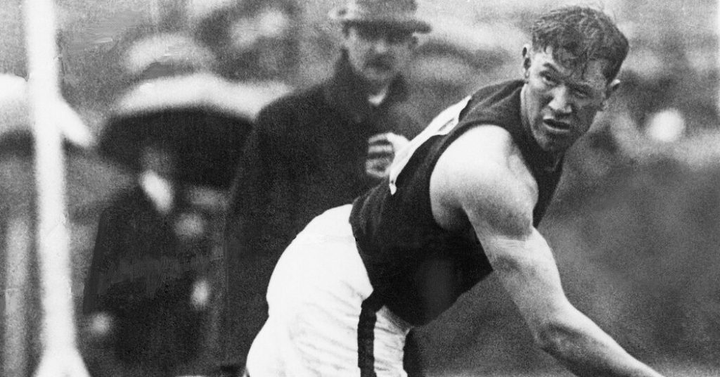 Jim Thorpe, 1912 Olimpiyatlarında altın madalya kazanan tek kişi olarak geri döndü