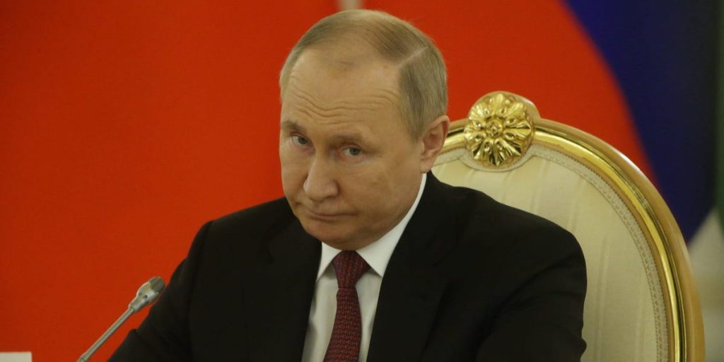 Rusya, Putin'in palyaço olarak çekilmiş bir gazete fotoğrafı yüzünden yasal işlem tehdidinde bulundu