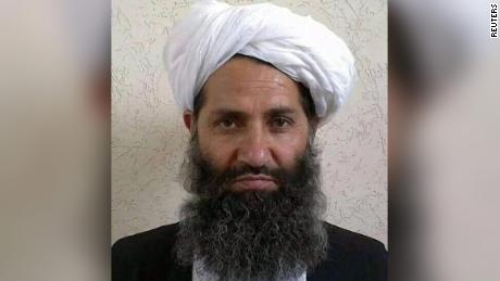 Ahundzada münzevi bir lider olarak bilinir.  Bu tarihsiz fotoğrafta, ismini vermeyi reddeden birkaç Taliban yetkilisi tarafından teşhis edildi.