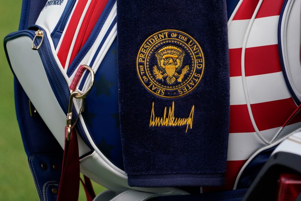Trump, Bedminster, NJ'deki LIV Golf Şampiyonasında Başkanlık Mührünü kullanıyor