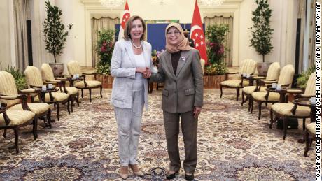 ABD Temsilciler Meclisi Başkanı Nancy Pelosi (solda) ve Singapur Devlet Başkanı Halimah Yacoub, 1 Ağustos Pazartesi günü Singapur'daki Istana Başkanlık Sarayı'nda el sıkışıyor.