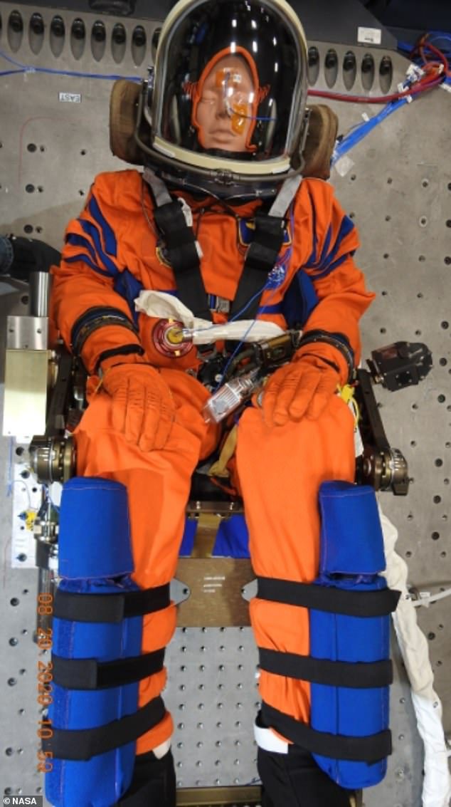 NASA mühendisleri, Kennedy Uzay Merkezi'nde titreşim testini gerçekleştirmek için 'Komutan Moekin Kampüsü' olarak bilinen uygun bir model kullanıyor.  Orion uzay aracında uçacak