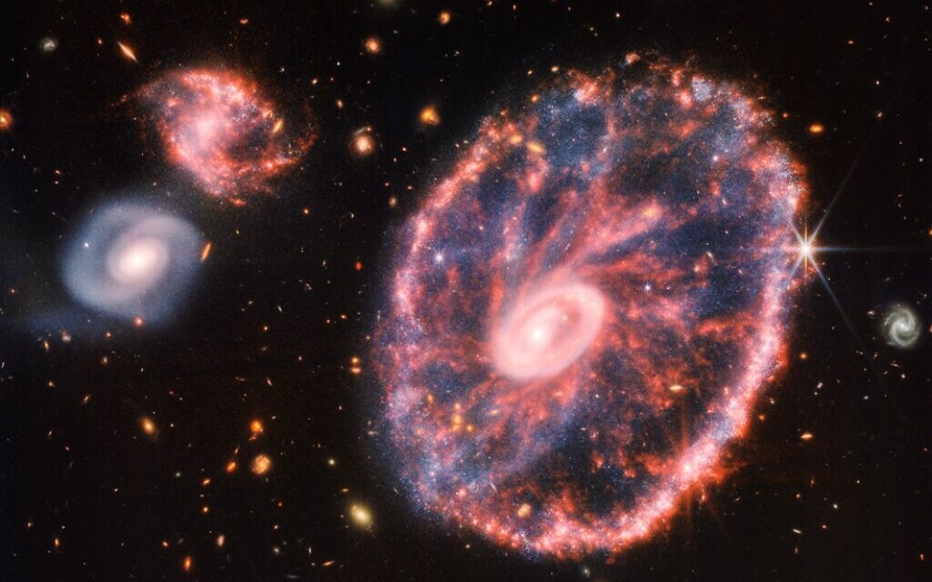 Webb Teleskobu, 500 milyon ışıkyılı uzaklıktaki renkli Cartwheel galaksisini yakaladı
