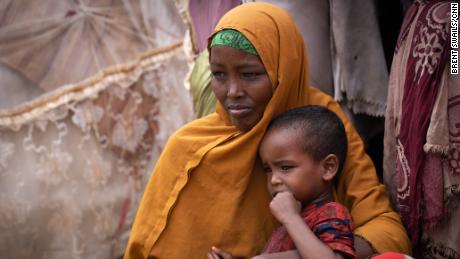 Somali'de kıtlık korkusuyla çocuklarını gömmek zorunda kalan anneler