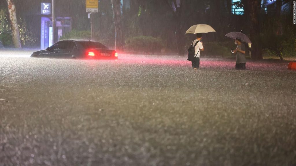 Seul'de sel: Güney Kore'nin başkentinde rekor düzeyde yağışlar, binaları ve arabaları sular altında bırakırken en az 8 kişinin ölümüne neden oldu.