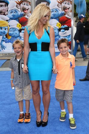 Britney Spears, oğulları Sean Preston ve Jaden Federline ile Şirinler 2 galası, Los Angeles, ABD - 28 Temmuz 2013
