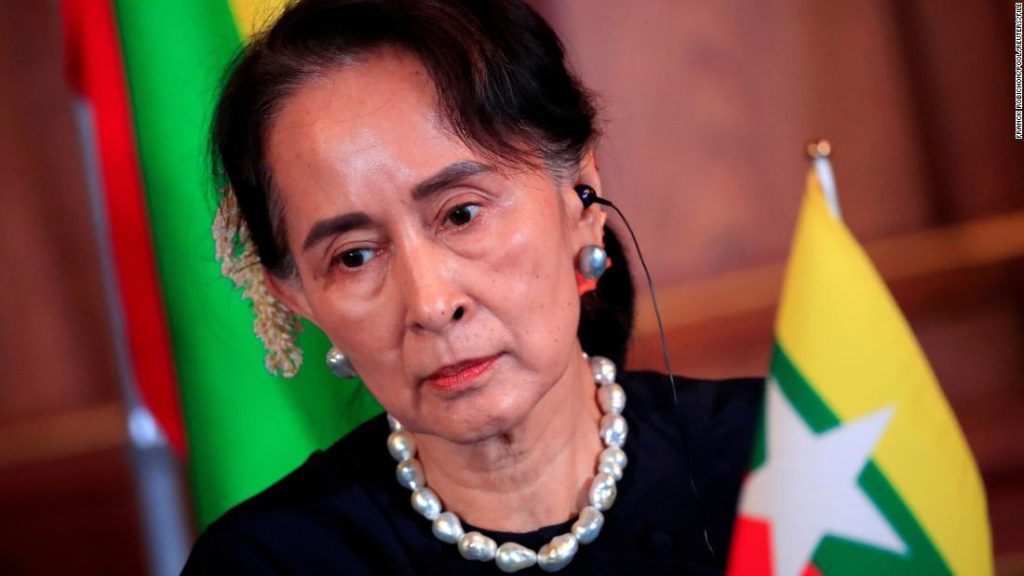 Aung San Suu Kyi: Eski Myanmar lideri 6 yıl daha hapis cezasına çarptırıldı