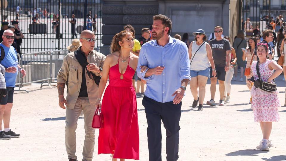 PARİS, FRANSA - 24 Temmuz: Jennifer Lopez ve Ben Affleck, 24 Temmuz 2022'de Paris, Fransa'da Louvre Müzesi yakınında gezinirken görülüyor.  (Fotoğraf: Pierre Sue / GC Photos)