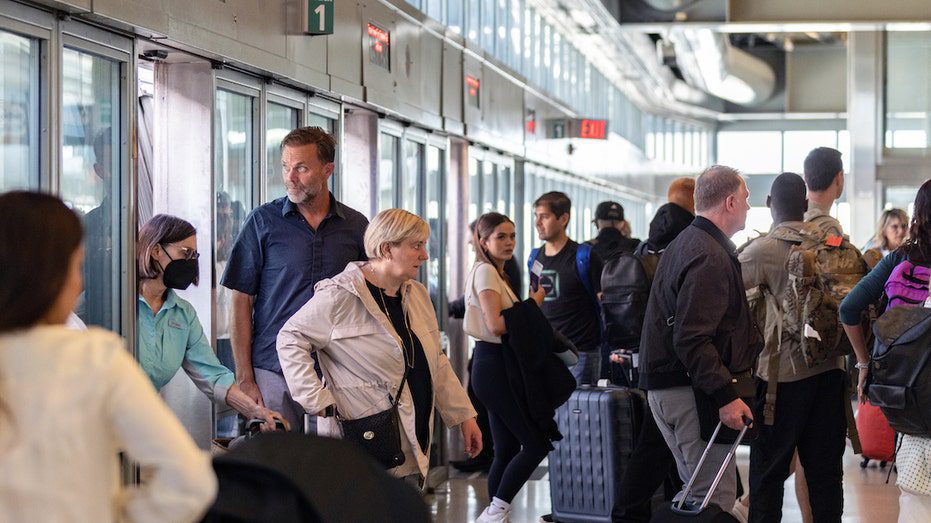Newark Havalimanı'nda uçuş iptalleriyle ilgilenen yolcular