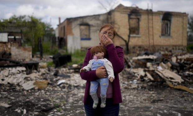 Nella Zelenska, Mayıs ayında Ukrayna'nın Kiev kentindeki Potashnya'da yıkılan evinin önünde torununa ait bir oyuncak bebek tutuyor.