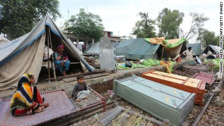 Sakinler 24 Ağustos'ta Pakistan'ın Pencap eyaletinin Rajanpur semtindeki derme çatma bir kampa sığınıyor.