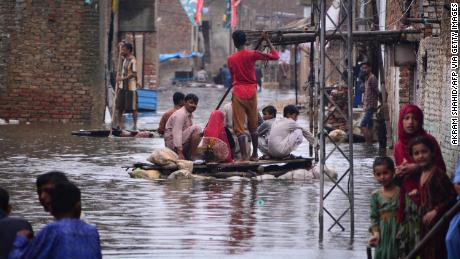 Pakistan'da muson yağmurları ve sellerde 326'sı çocuk olmak üzere 900'den fazla kişi hayatını kaybetti.