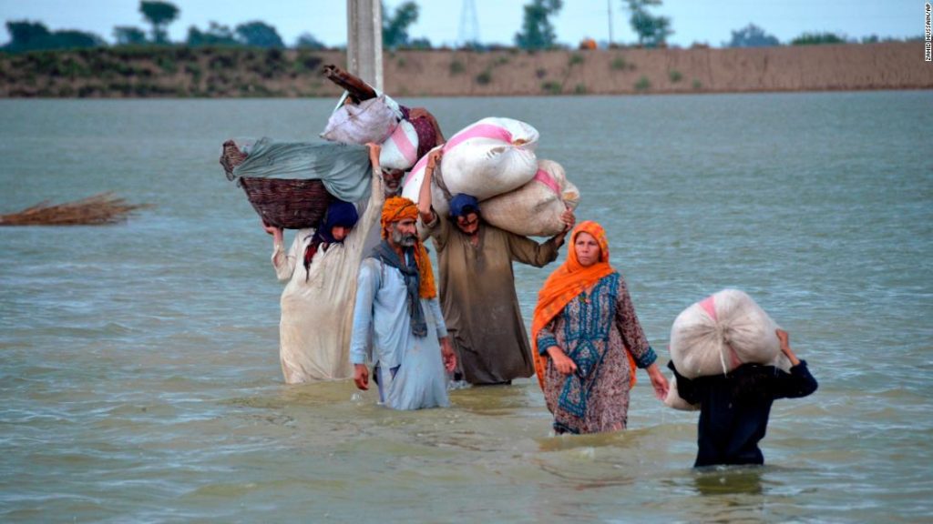 Bir bakan, Pakistan'daki sellerin 33 milyon insanı etkilediğini ve on yılın en büyük felaketini yaşadığını söyledi.