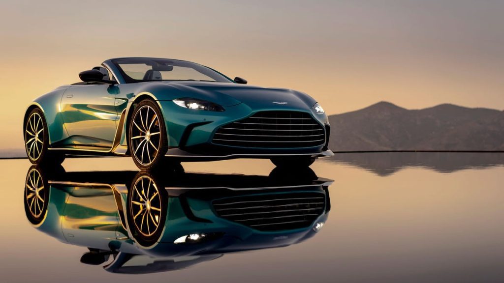 Aston Martin, Pebble Beach'te 690 beygir gücündeki Vantage Roadster'ı tanıttı
