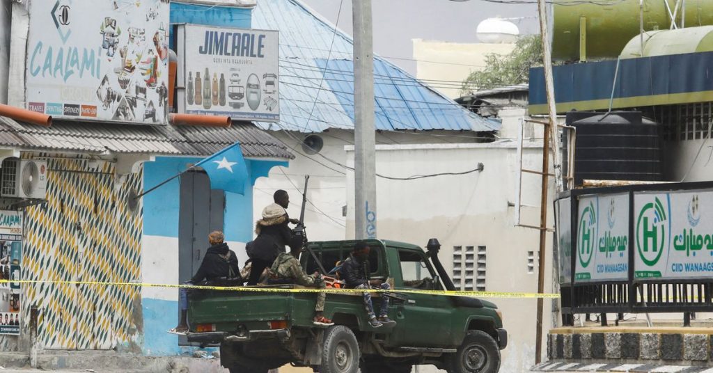 Bir istihbarat yetkilisi, Somali'de bir otel kuşatmasında en az 12 kişinin öldüğünü söyledi.